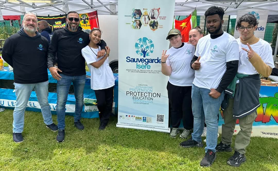 laurent mohamed et les jeunes benevoles de sauvegarde isere.jpg (123 KB)